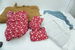 lot 29 image: 6 Decorative Throw Pillow