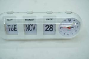 lot 70 image: Manual Analog Flip Desk Clock with Calendar Display