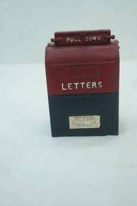 lot 79 image: Vintage Cast Iron Coin Bank US Mailbox 1940s1950s