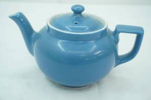 lot 96 image: Vintage Hall Pottery Teapot