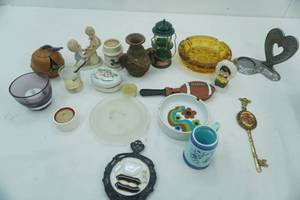 lot 184 image: Collectibles Lot