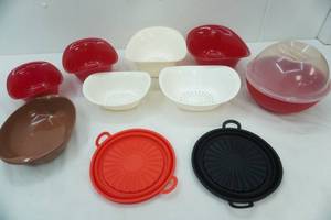 lot 191 image: Mixing bowls, strainers, popcorn bowl, silicone lids or plates