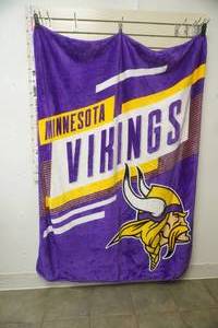 lot 204 image: Vikings Plush Throw Blanket (NEWLIKE NEW)