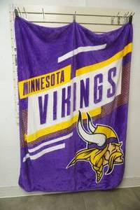 lot 205 image: Vikings Plush Throw Blanket (NEWLIKE NEW)