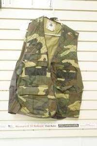 lot 219 image: Northwest Mens Size XL Camouflage Hunting Vest