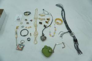 lot 306 image: Jewelry Lot