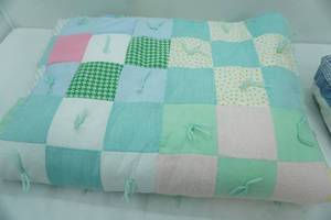 lot 355 image: Full Size Quilt in very good condition