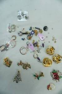 lot 366 image: Jewelry Lot Pieces, Broaches, earrings