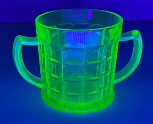 lot 8 image: 1940s Hazel Atlas Green Vaseline Uranium Glass Sugar Bowl 3 78 Tall