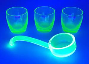 lot 9 image: 1940s Green Vaseline Uranium Glass Spoon And Shot Glasses