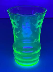 lot 10 image: 1940s Green Vaseline Uranium Glass Drinking Glass With Etched Floral Design 4 12