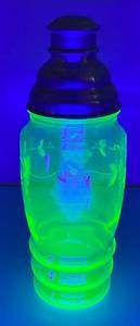 lot 11 image: 1940s Green Uranium Glass Etched Grape Vine Pattern Cocktail Shacker With Metal Lid 11 12