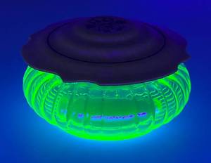 lot 12 image: 1930s Art Deco Green Uranium Glass Powder Jar With Pearlized Celluloid Lid 2 34 x 5