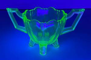 lot 15 image: 1940s Green Uranium Glass Double Handled Sugar Dish 6 x 3 12
