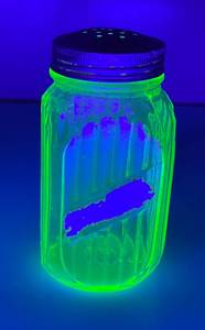 lot 16 image: 1930s Ribbed Green Uranium Glass Sugar Jar With Metal Lid 5 