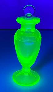 lot 17 image: 1940s Green Uranium Glass Perfume Bottle With Pyrex Stopper Lid 5 