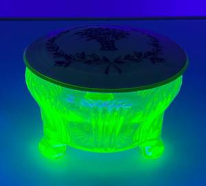 lot 18 image: 1930s Art Deco Green Uranium Glass Powder Jar With Pearlized Celluloid Lid 3 12 x 5