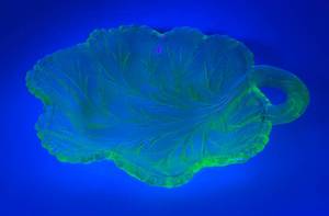 lot 19 image: Vintage Indiana Glass Green Uranium Vaseline Glass Leaf Shaped 7 In. Trinket Dish