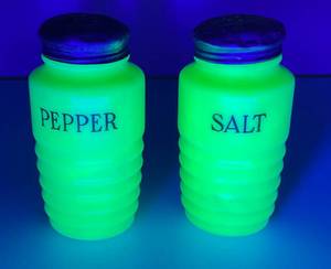 lot 21 image: 1930s Jeannette Jadeite Beehive Salt & Pepper Shakers  Uranium Glass With Metal Lids (GLOWS)