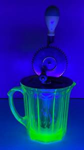 lot 22 image: Vintage 1920s Art Deco A&J Green Uranium Glass Hand Mixer With Lid And Mixer 5 12