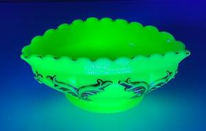 lot 33 image: 1900-1920s Heisey Custard GlassVaseline Glass Nappy Winged Scroll  Footed Trinket Dish 5 34 x 4 12 x 2 12 (GLOWS)
