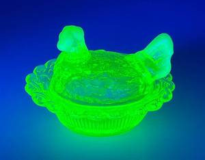 lot 35 image: 1920s -1930s BOYD Glass CHicken On Basket Nest Uraniom Salt Cellar Yellow Vaseline Glass (GLOWS) 2 12 x 3