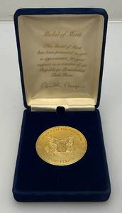 lot 230 image: Ronald Reagan Presidential Medal Of Merit  2 Republican Presidential Task Force In Original Velvet Case