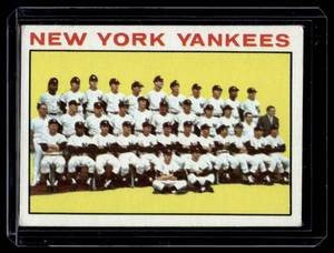lot 62A image: New York Yankees w Mickey Mantle 1964 Topps #433 Vintage Baseball Card