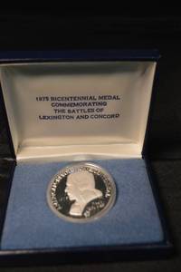 lot 90 image: 1975 Bicentennial Medal - Commemorating the Battles of Lexington and Concord