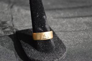 lot 115 image: 10K Gold Ring - Size 8.5 - 7.19g