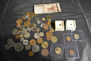 lot 146 image: Tanzania 2000 Shilingi Banknote with Assorted World Coins