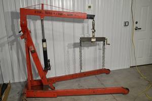 lot 161 image: Pittsburgh Automotive 2-Ton Foldable Engine Crane With Load Leveler