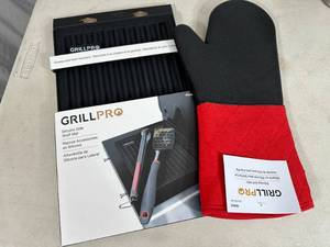 lot 121 image: New Silicone Grill Mitt and Silicone Side Shelf Grill Mat