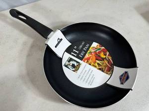 lot 166 image: New 11 inch Non-Stick Aluminum Frying Pan