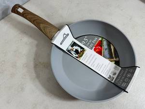 lot 183 image: New 9.5 inch Ceramic Coated Aluminum Induction Safe Frying Pan
