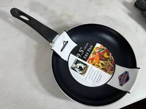 lot 260 image: New 9.5 inch Non-Stick Aluminum Frying Pan
