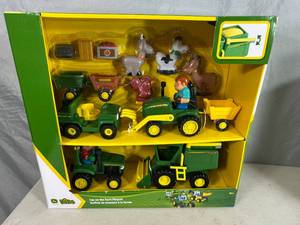 lot 4 image: New Large John Deere Fun on the Farm Playset