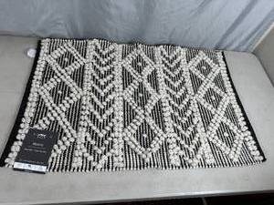 lot 40 image: New Moda Madrid Bath Mat
