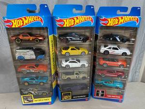 lot 41 image: 3 New Packs of Hot Wheels Cars