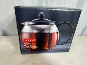 lot 61 image: New Bodum Assam Tea Press with Stainless Steel Filter - 34 oz
