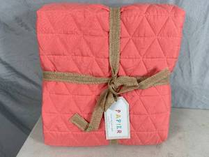 lot 91 image: New Luxury Decorative Quilt - Twin Size