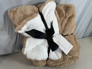 lot 96 image: New Newport Faux Fur Sherpa Throw Blanket - Super Soft
