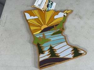 lot 100 image: New Minnesota State Cutting  Serving Board