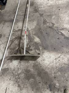 lot 1521 image: Aluminum 18 Roof Rake