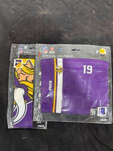 lot 1545 image: NFL Vikings Gaiter Scarves