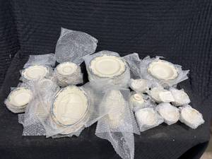 lot 1548 image: Syracuse China Dinnerware Set