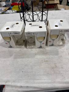 lot 1557 image: Wine Rack & Libbey Glasses