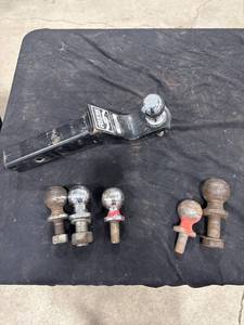 lot 1584 image: Trailer Hitch Receiver & Balls