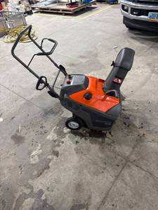 lot 1590 image: Husqvarna ST 131 Snow Blower