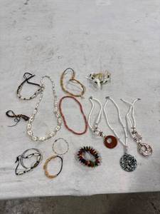 lot 1624 image: Assorted Shell & Bead Jewelry Lot